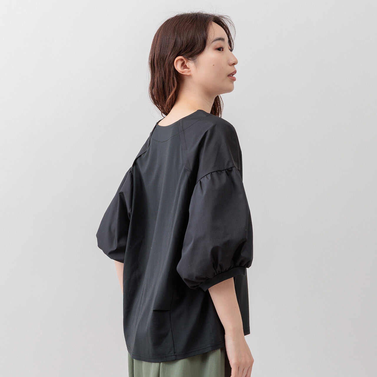 Cool Touch 圓領泡泡袖上衣