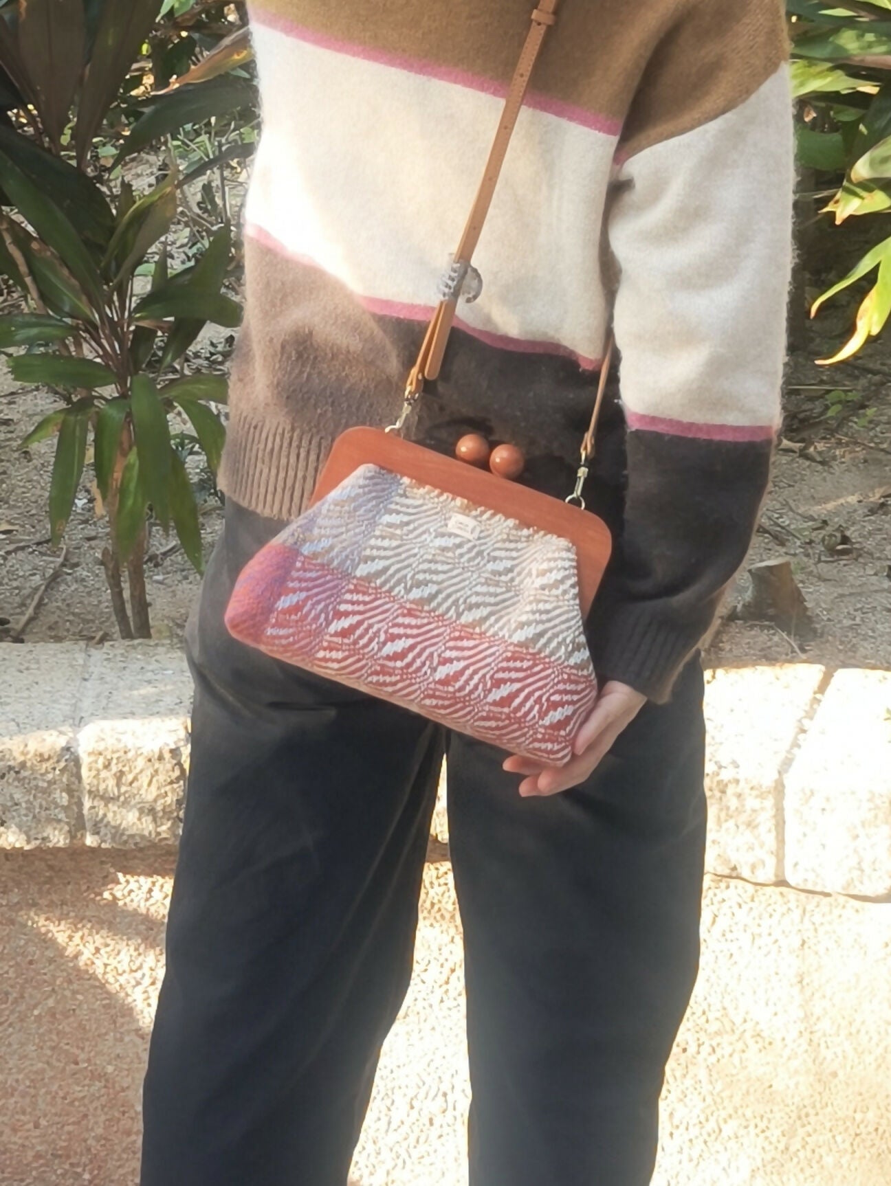 香港手織布 X 木口金袋 Handwoven Wooden Frame Bag