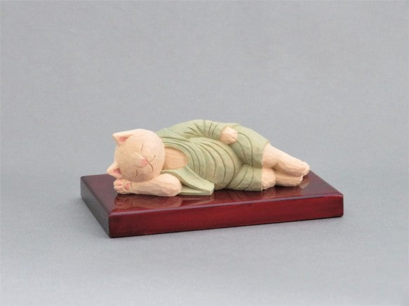 袈裟を着た涅槃猫仏