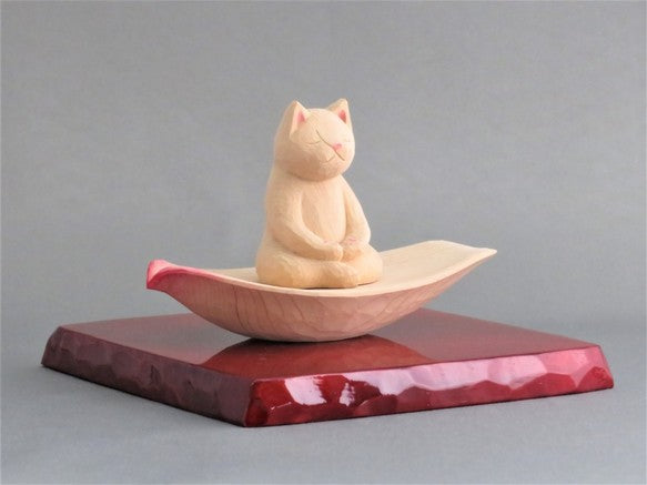 蓮弁にのった座禅猫 猫仏