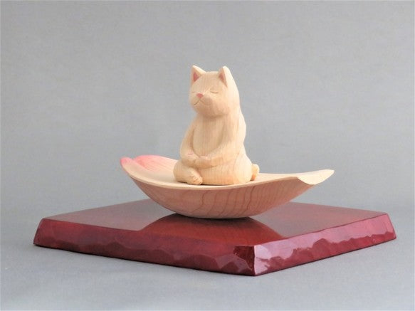 蓮弁にのった座禅猫 猫仏