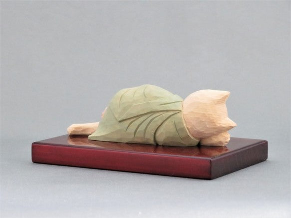 袈裟を着た涅槃猫仏