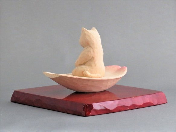 蓮弁にのった座禅猫 猫仏