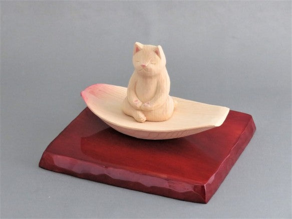 蓮弁にのった座禅猫 猫仏