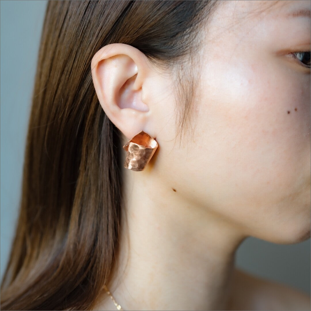 純銅錘紋折疊造型穿孔耳環