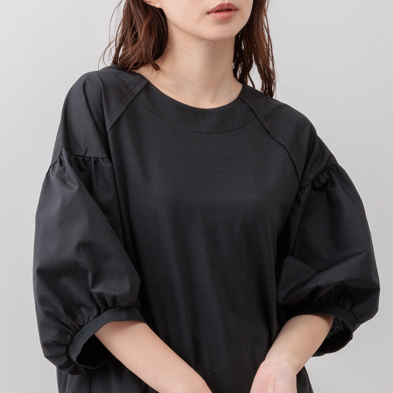 Cool Touch 圓領泡泡袖上衣