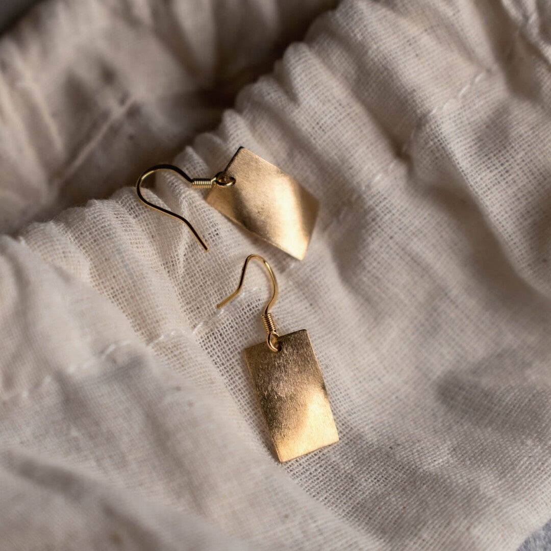 飄動的帷幔黃銅穿孔耳環