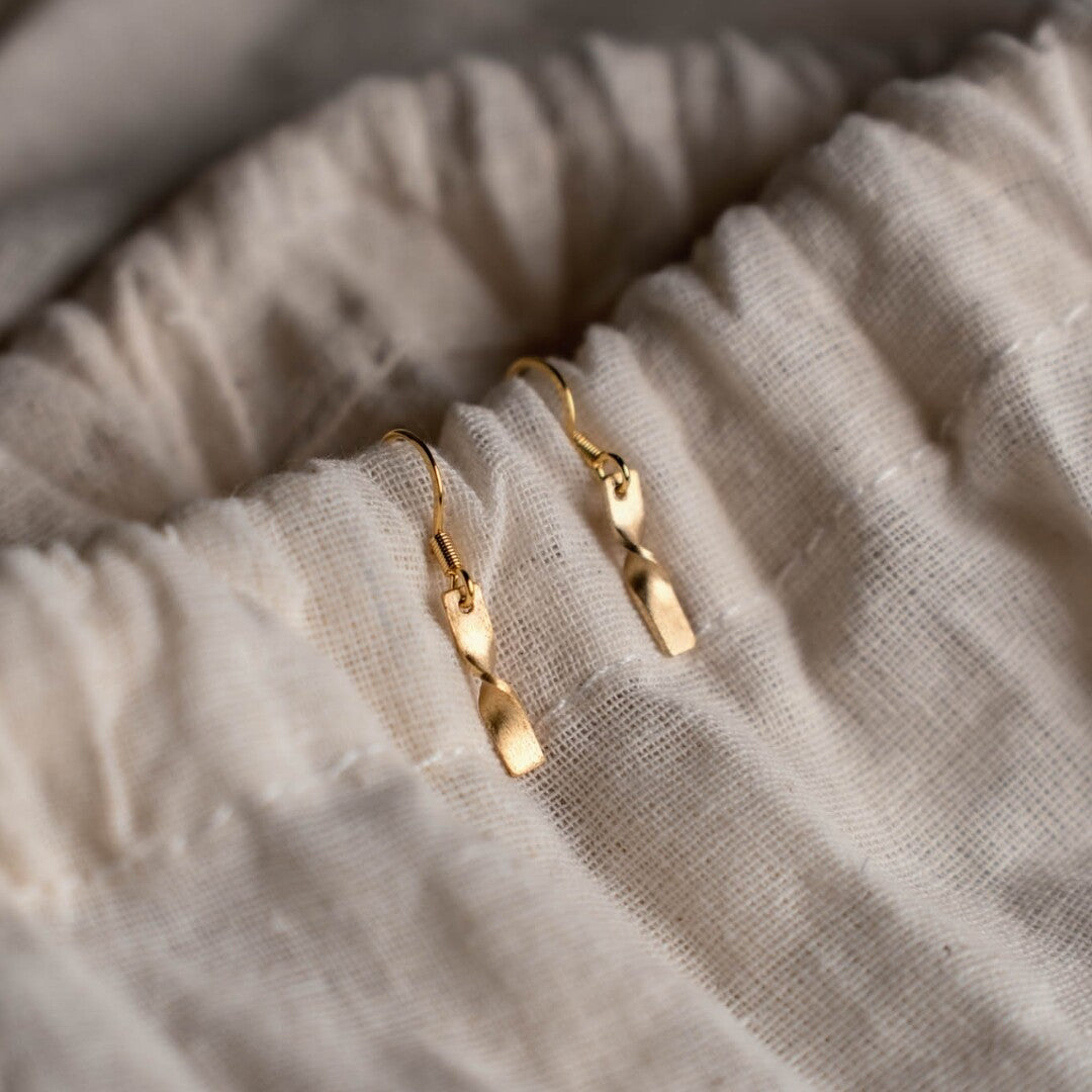 黃銅短款螺旋穿孔耳環