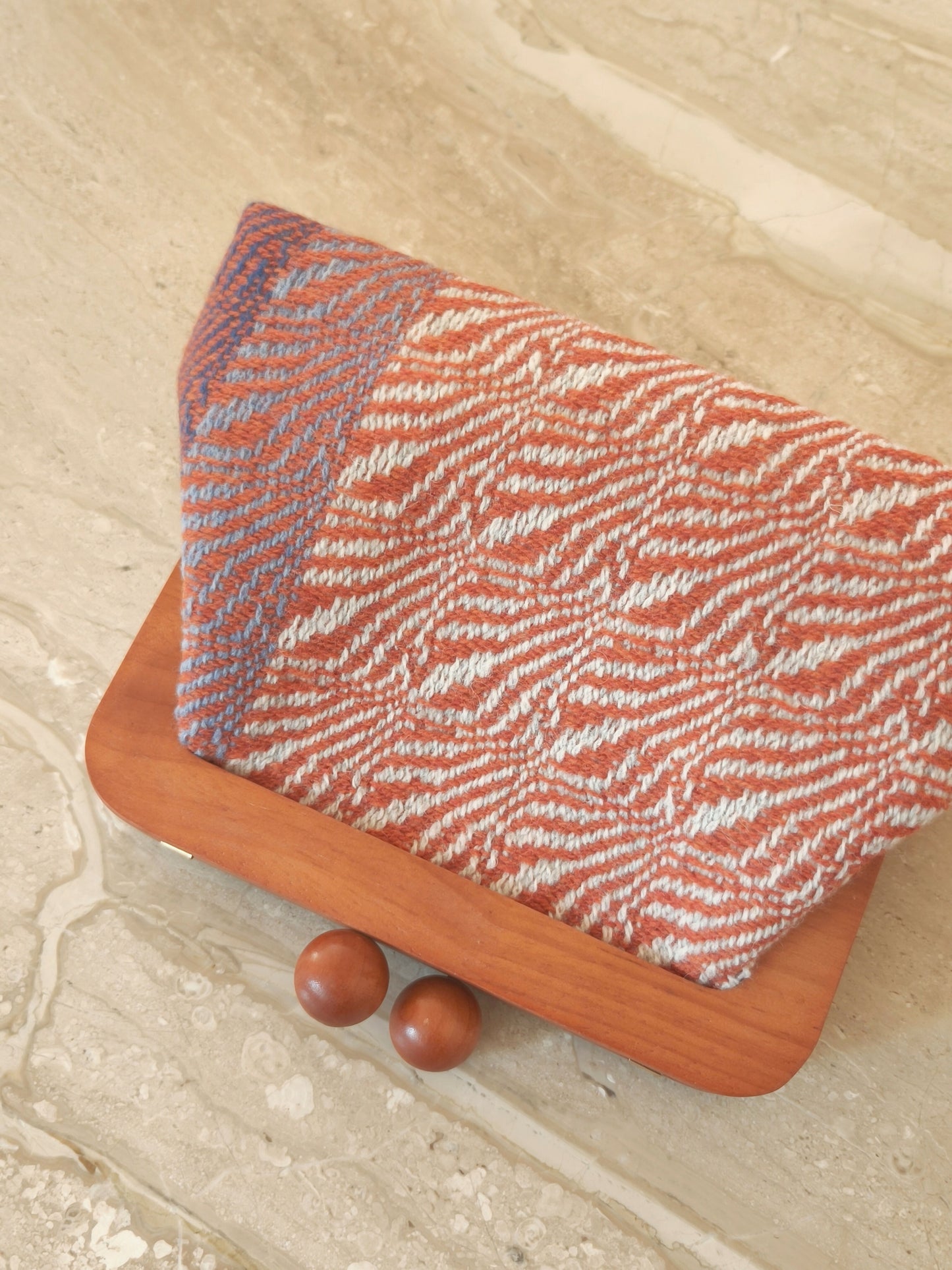香港手織布 X 木口金袋 Handwoven Wooden Frame Bag