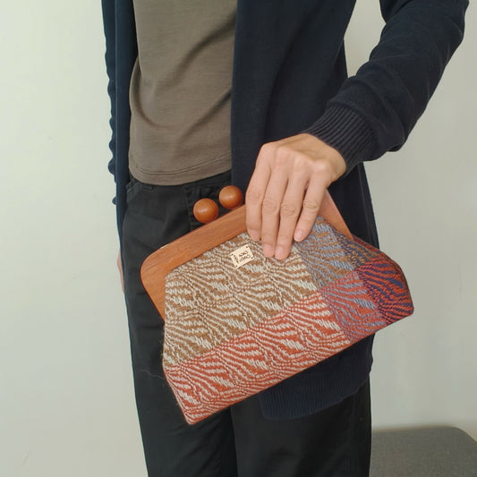 香港手織布 X 木口金袋 Handwoven Wooden Frame Bag