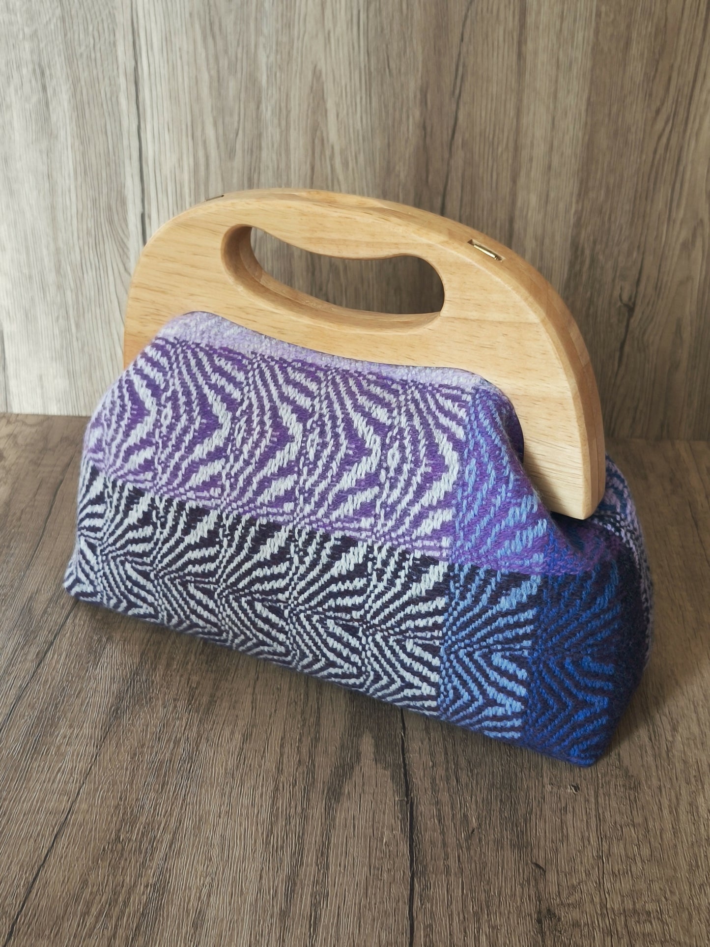 香港手織布 X 木口金袋 Handwoven Wooden Frame Bag